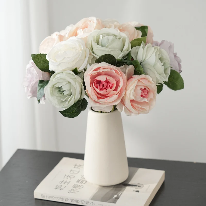 Lebensechte florale Tischdekoration