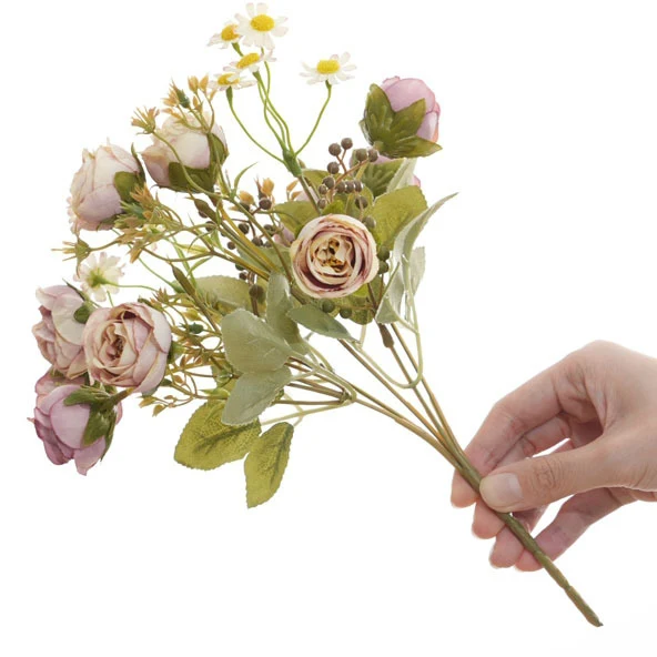 Lebensnahes Blumenbouquet mit Wiesenblumenakzenten