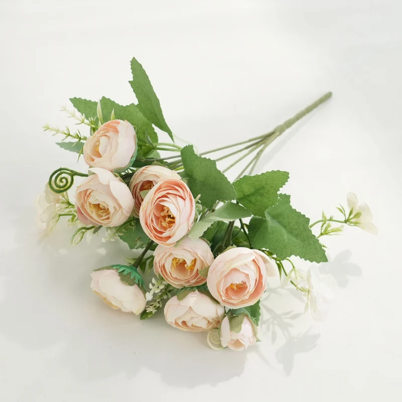 Lebensechter Blumenstrauß mit weichen Blütenblättern