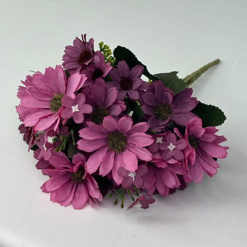 Lebensechter Gänseblümchen Blumenstrauß