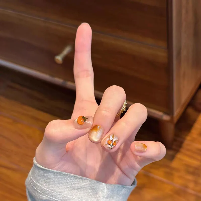 Künstlerische florale Nagelverlängerungen