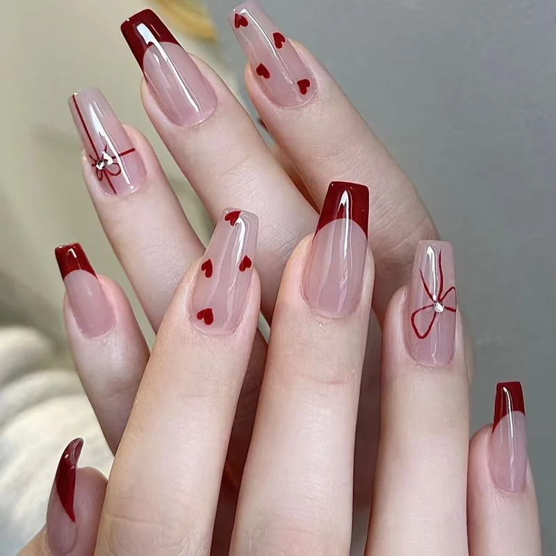Künstlerisch floral gestaltete Stiletto Press-On Nägel