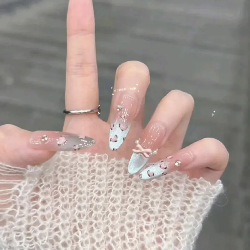 Künstlerisch floral gestaltete Stiletto Press-On Nägel