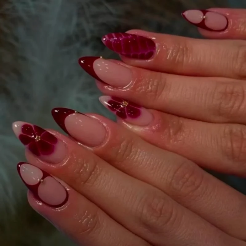 Künstlerische florale Design-Nagelverstärkungen