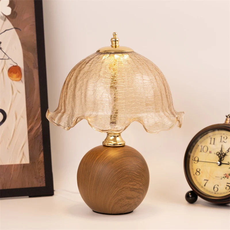 Vintage Glass Tischlampe mit aufwendig gestaltetem Schirm