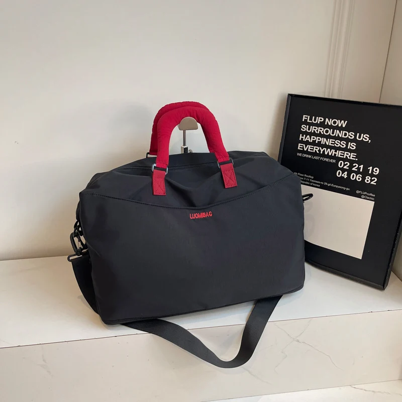 Elegante und geräumige Damen Sport- und Reisetasche Skanto