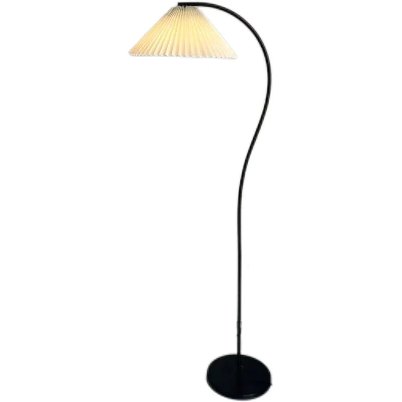 Moderne Stehlampe mit gefaltetem Schirm