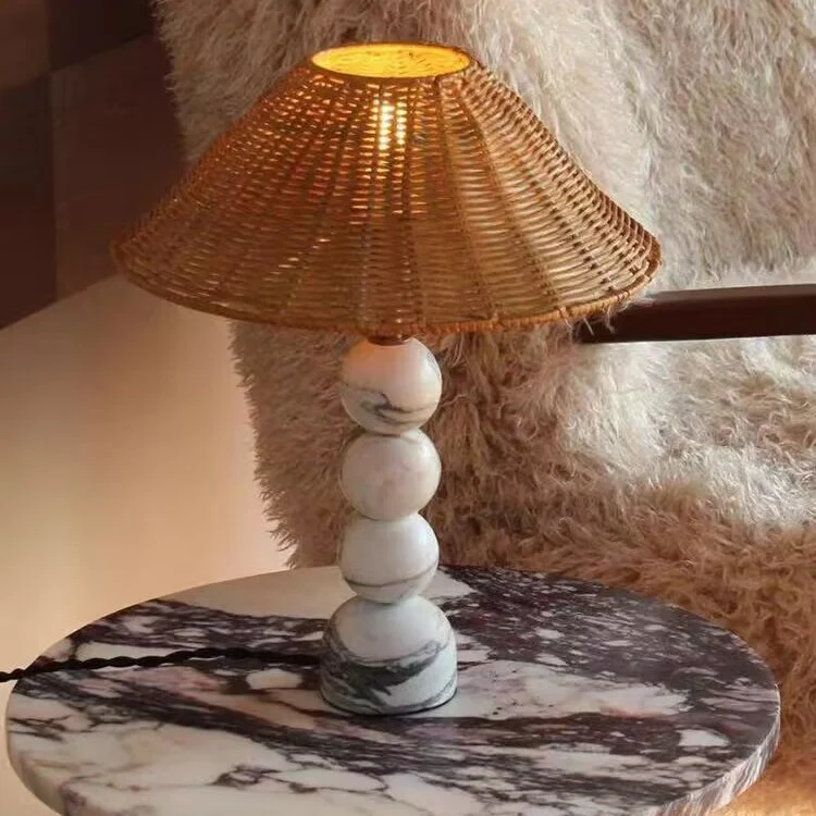Künstlerische Marmor- und Rattantischlampe
