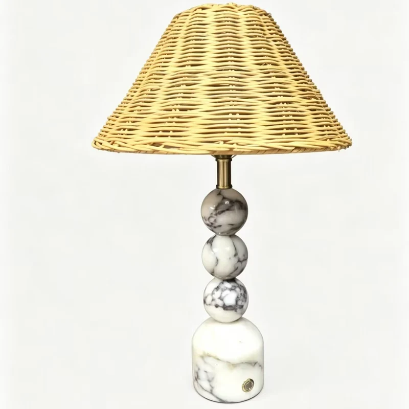 Künstlerische Marmor- und Rattantischlampe