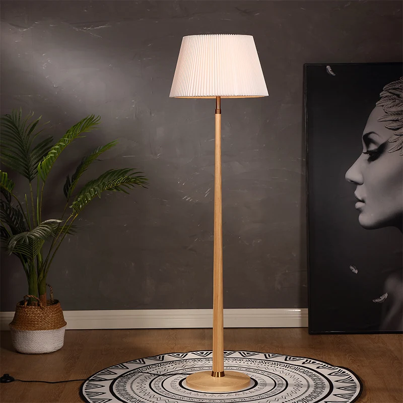 Mid-Century Modern Stehlampe mit gepławtem Schirm