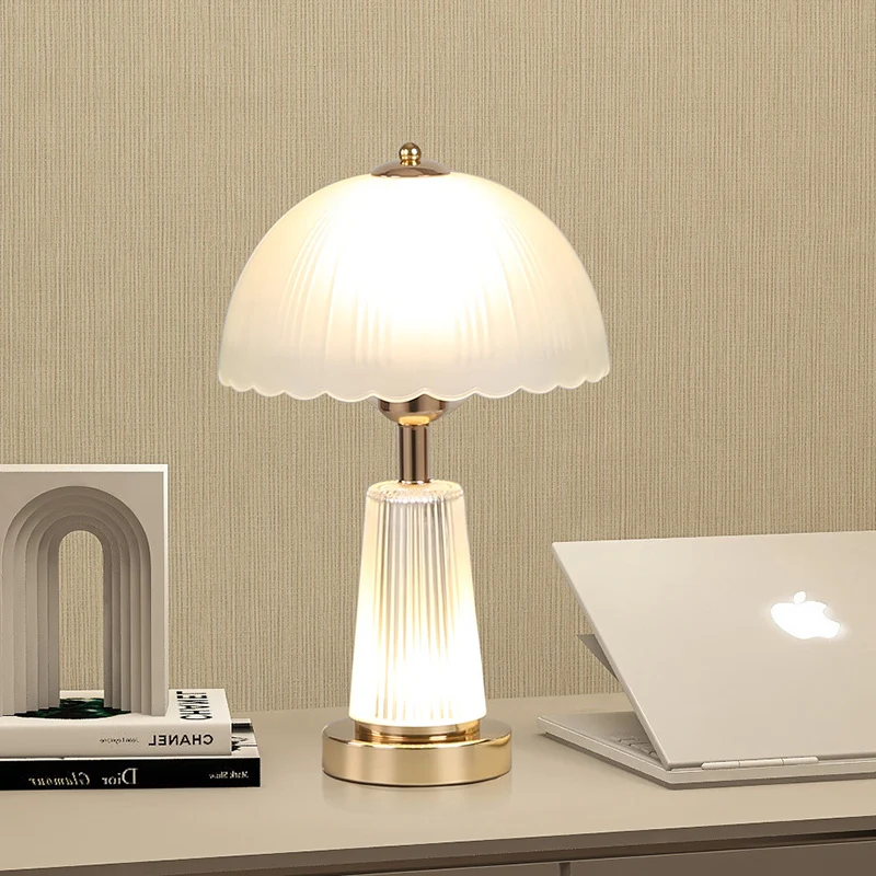 Elegante Tischlampe mit kunstvollem Flötenschirm