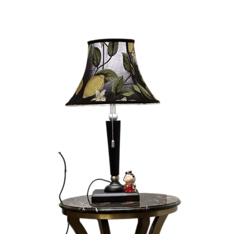 Elegante gestickte Tischlampe