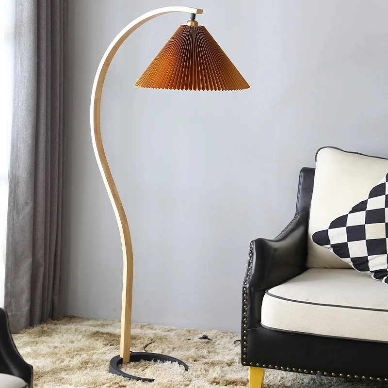 Gebogene Holz Stehlampe