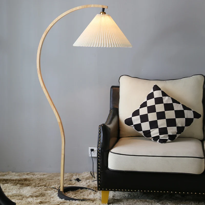 Gebogene Holz Stehlampe