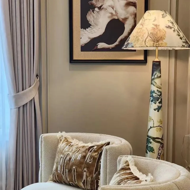 Künstlerische Kegelstehlampe