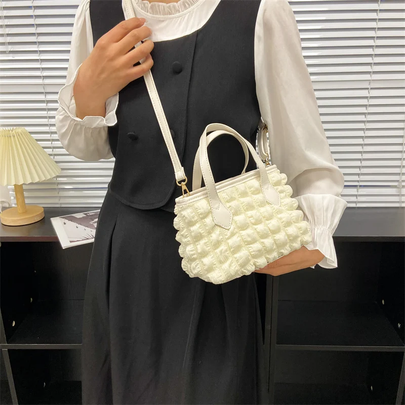 Strukturierte Mini-Satteltasche