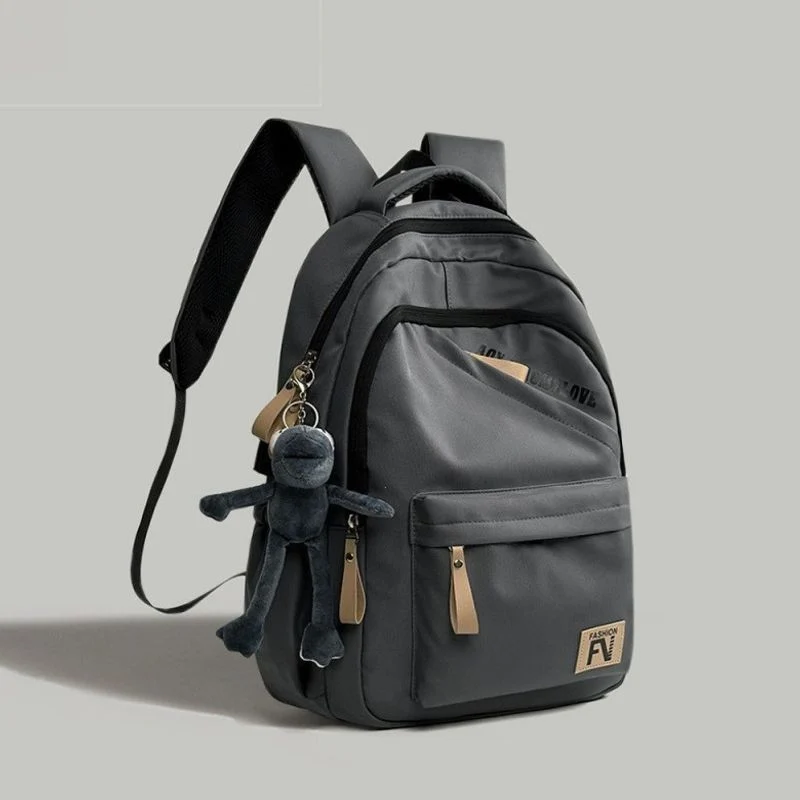 Vielseitiger urbaner Rucksack mit süßem Schlüsselanhänger Karnz
