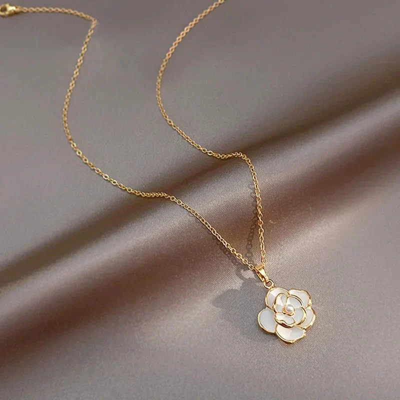 Skanto | Zierlicher Weißer Kamelien-Blumenschmuck, Ohrringe, Ring