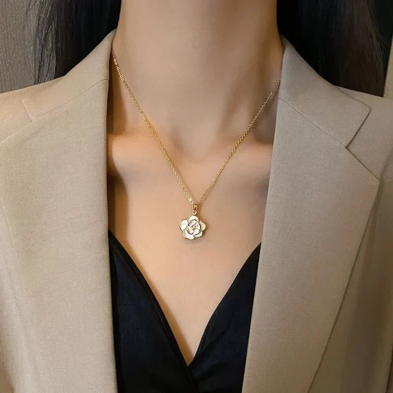 Skanto | Zierlicher Weißer Kamelien-Blumenschmuck, Ohrringe, Ring