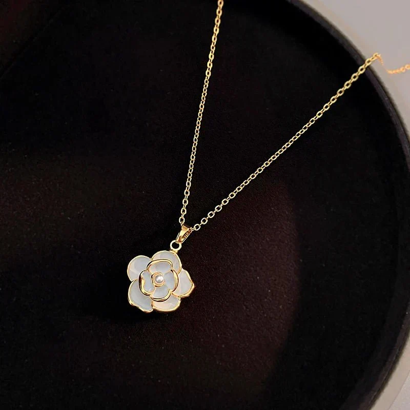 Skanto | Zierlicher Weißer Kamelien-Blumenschmuck, Ohrringe, Ring