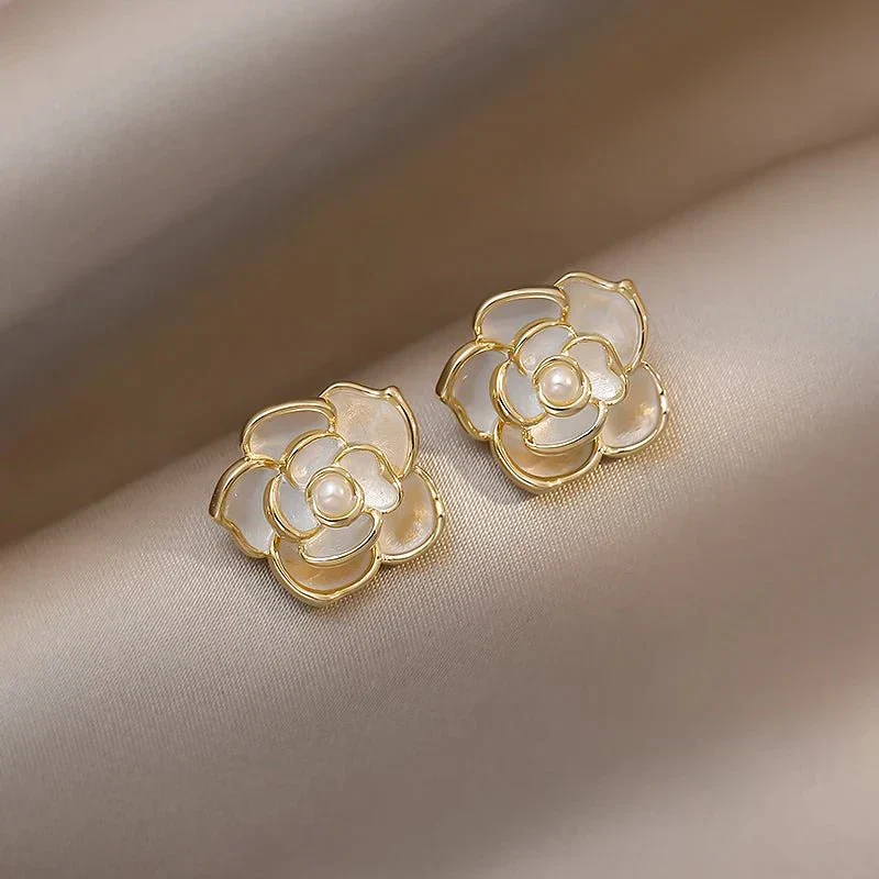 Skanto | Zierlicher Weißer Kamelien-Blumenschmuck, Ohrringe, Ring