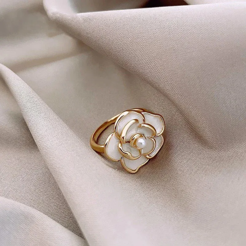 Skanto | Zierlicher Weißer Kamelien-Blumenschmuck, Ohrringe, Ring