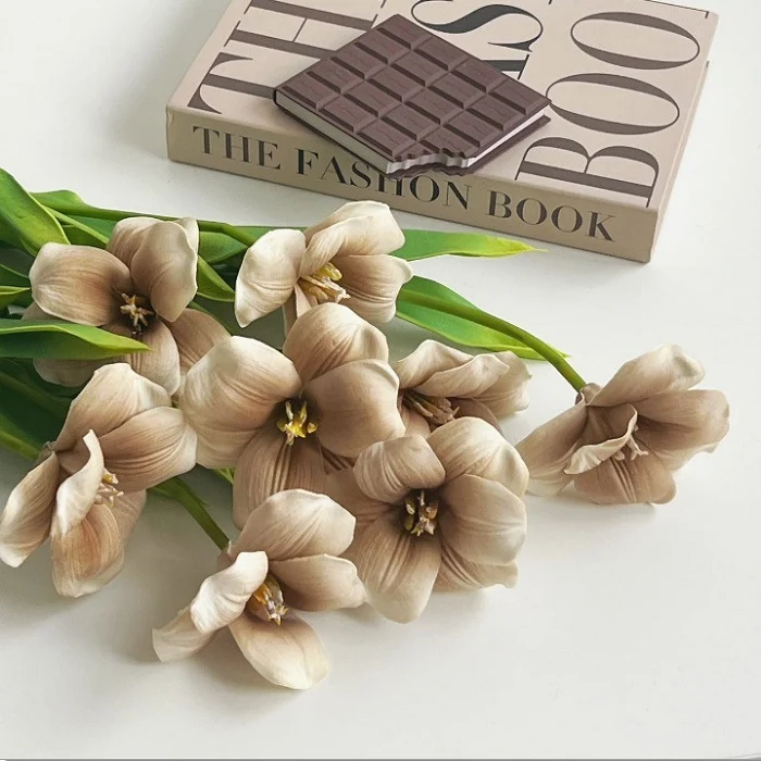 Realistische Orchideen-Blumenarrangement