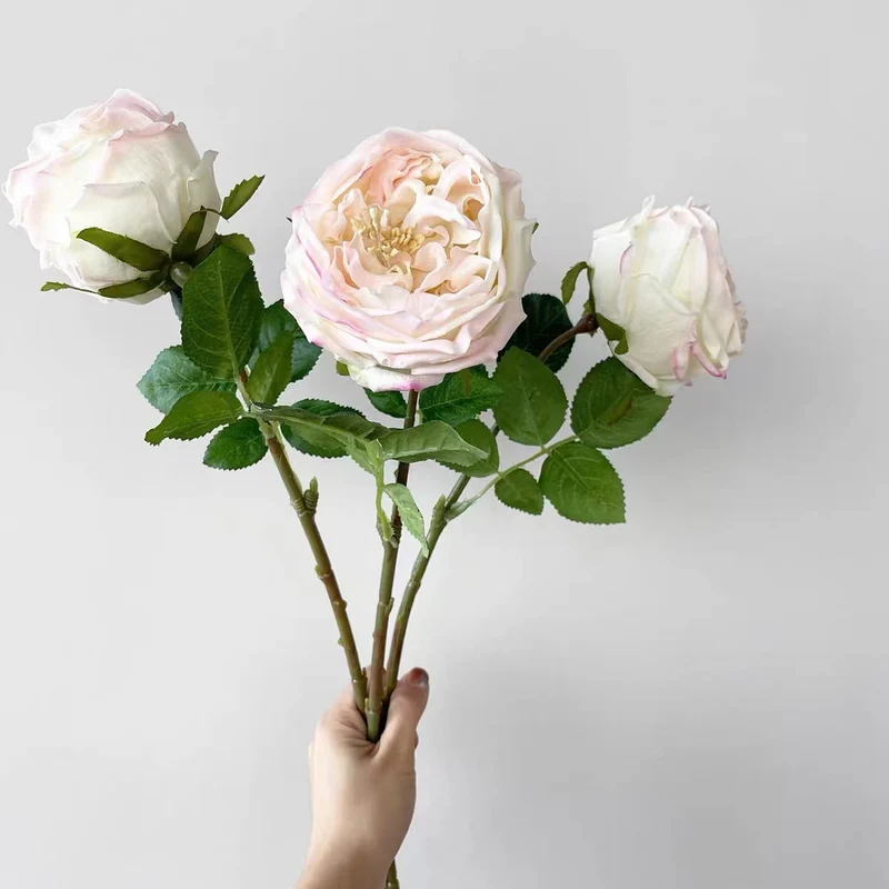 Lebensgroßes gefälschtes Rosenbouquet