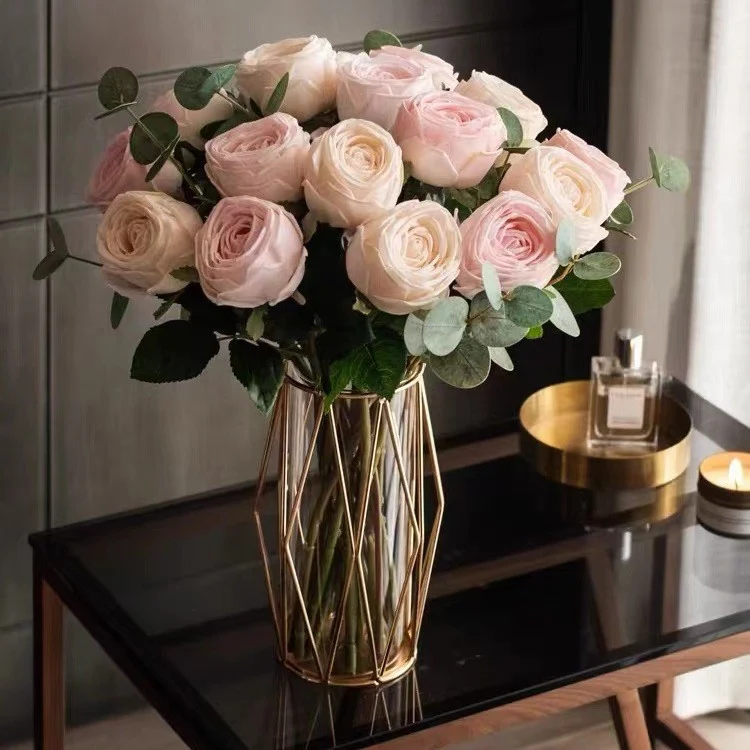 Lebensgroßes gefälschtes Rosenbouquet