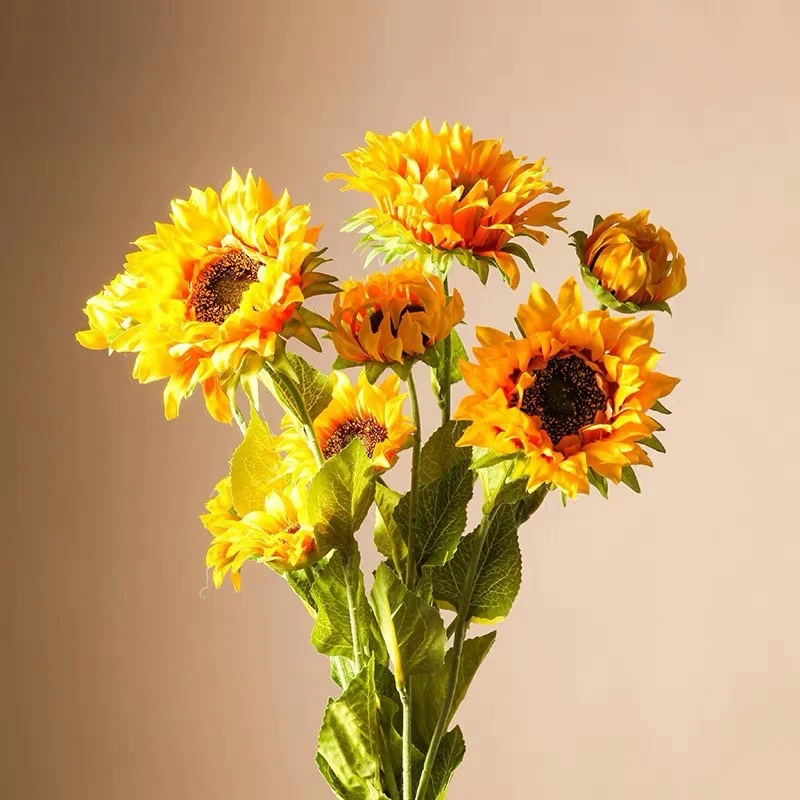 Lebensechte Sonnenblumenblütenstiel