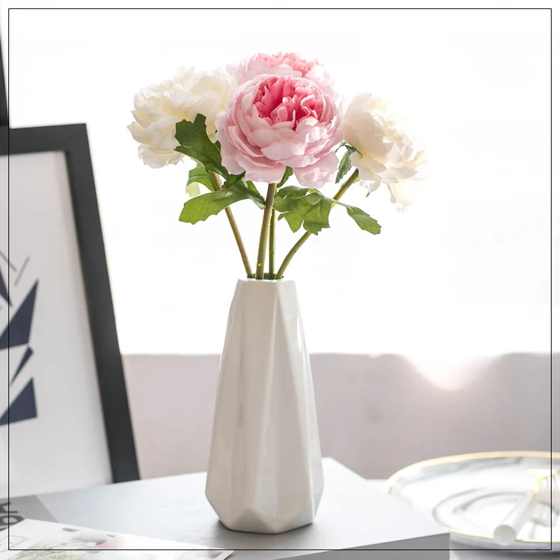 Lebensechte Pfingstrosen-Blumenarrangement