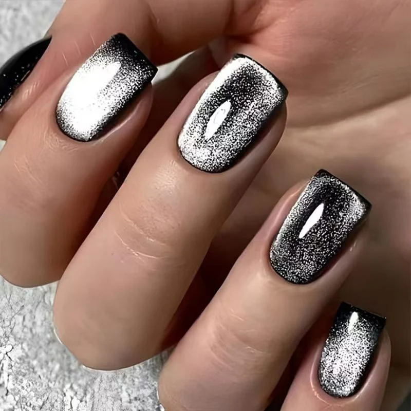 Glänzende Nagelkunstverzierungen