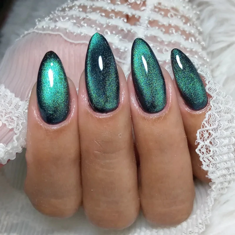 Glänzende Nagelkunstverzierungen