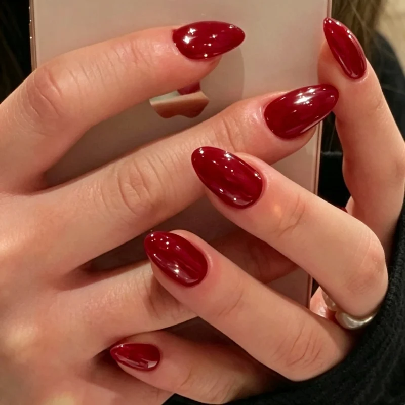 Glänzende mandelförmige Nagelverstärkungen