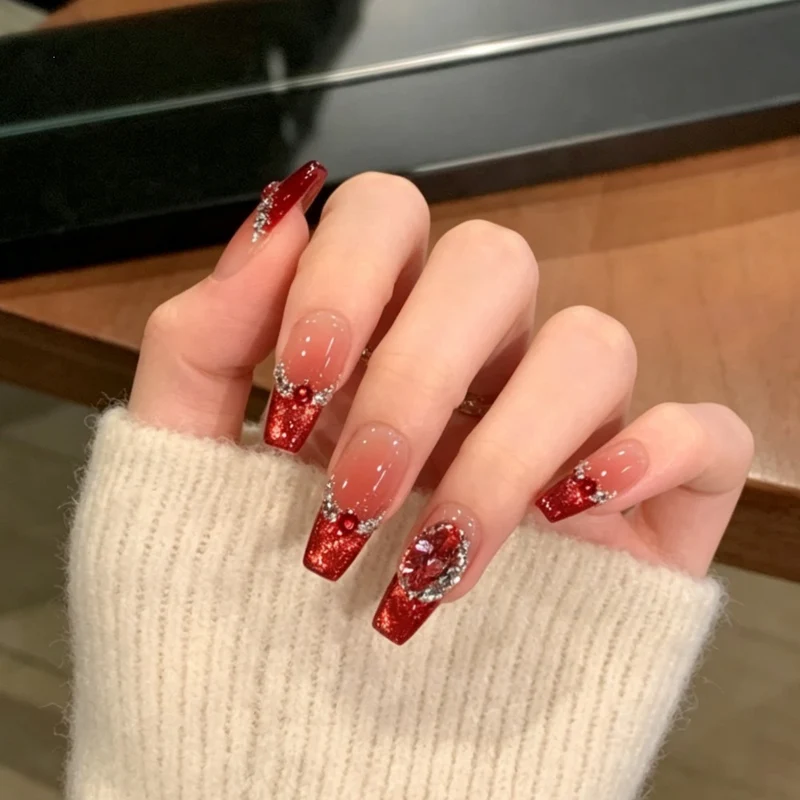 Glitzernde Stiletto Press-On Nagelverzierungen