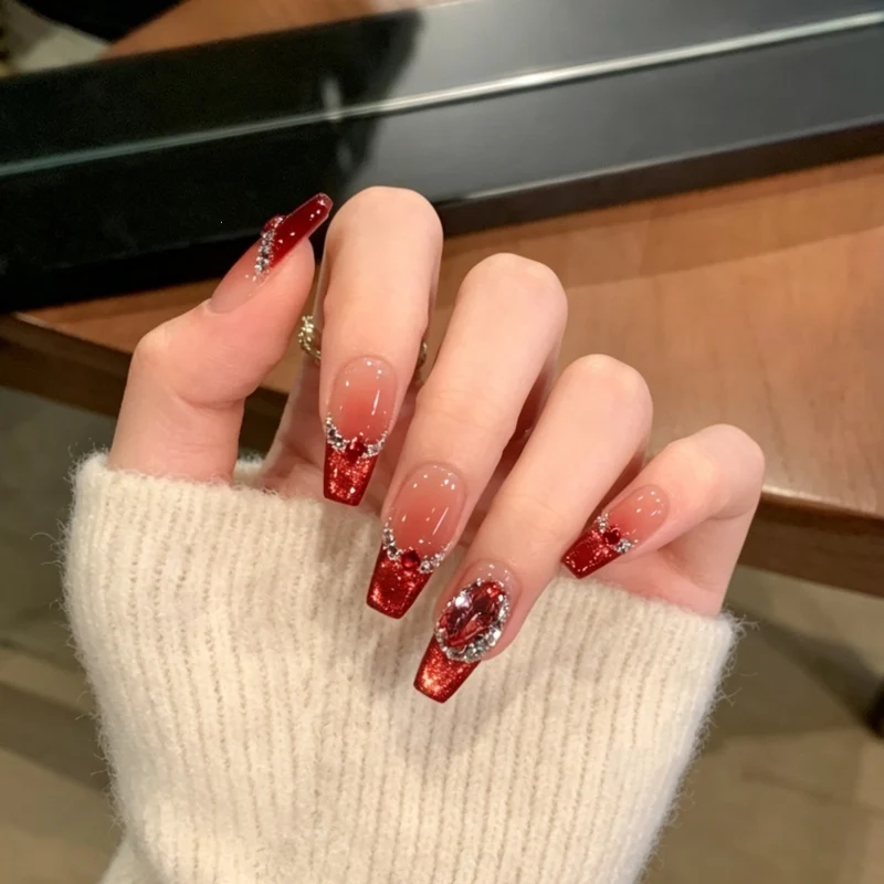 Glitzernde Stiletto Press-On Nagelverzierungen
