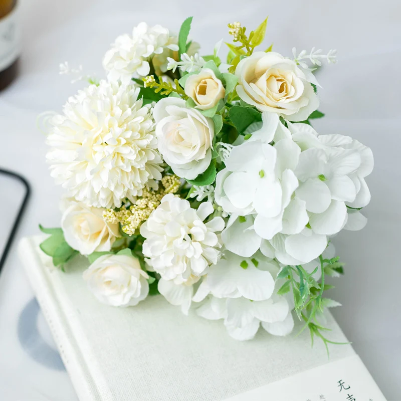 Lebensechter gemischter Blumenstrauß
