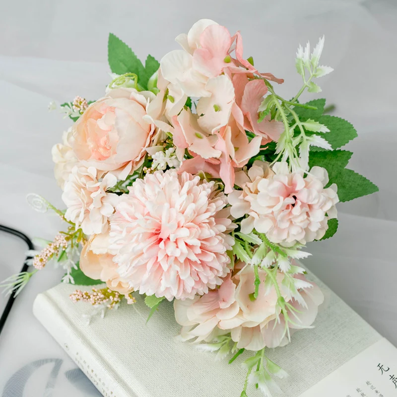 Lebensechter gemischter Blumenstrauß