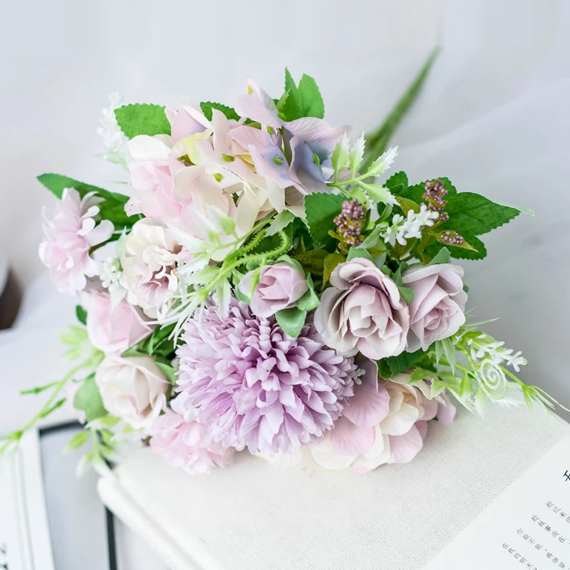 Lebensechter gemischter Blumenstrauß