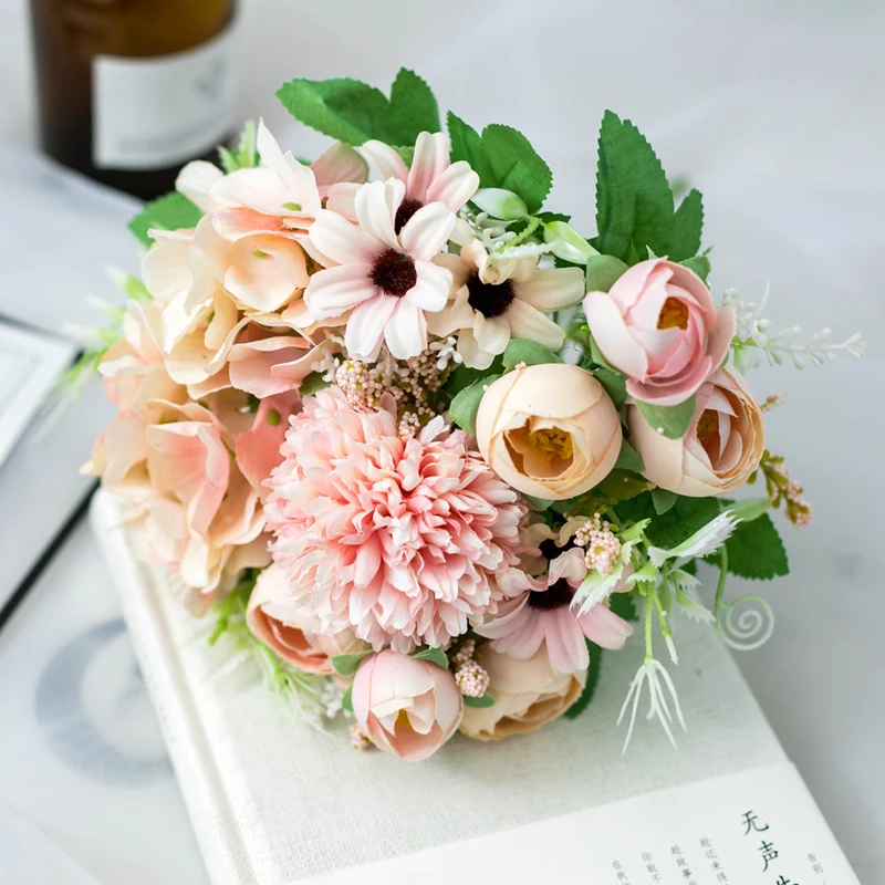Lebensechter gemischter Blumenstrauß