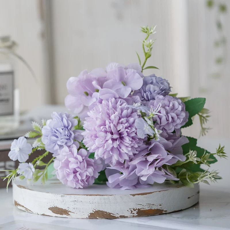 Lebensnahe Lavendel Blumenarrangement