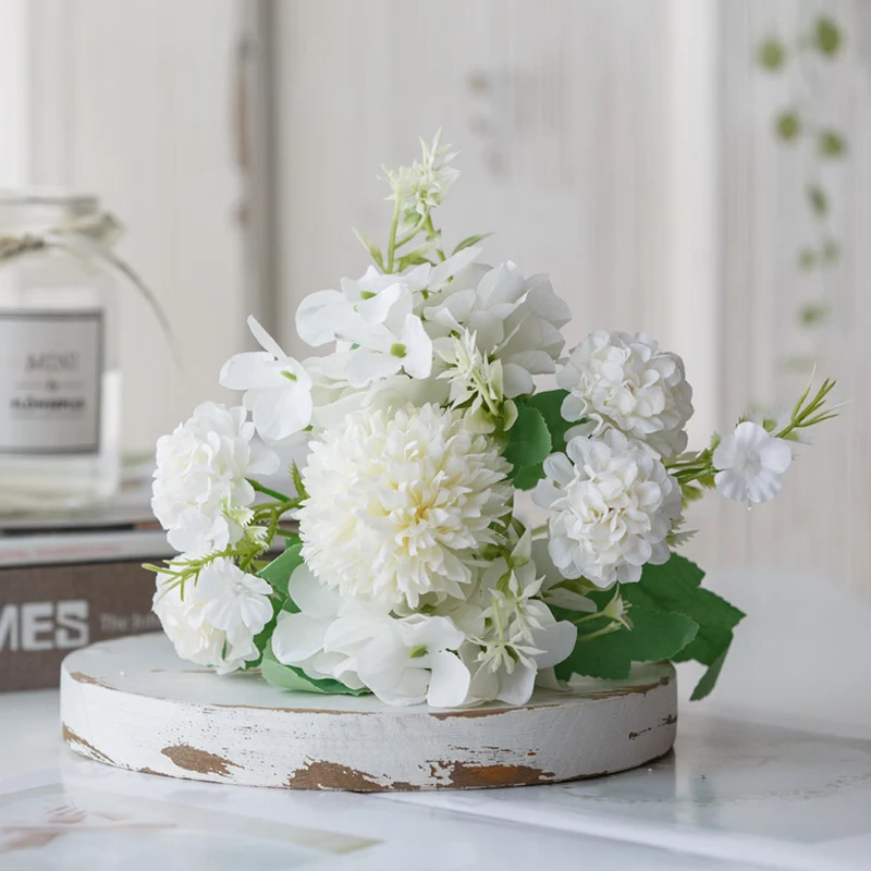 Lebensnahe Lavendel Blumenarrangement