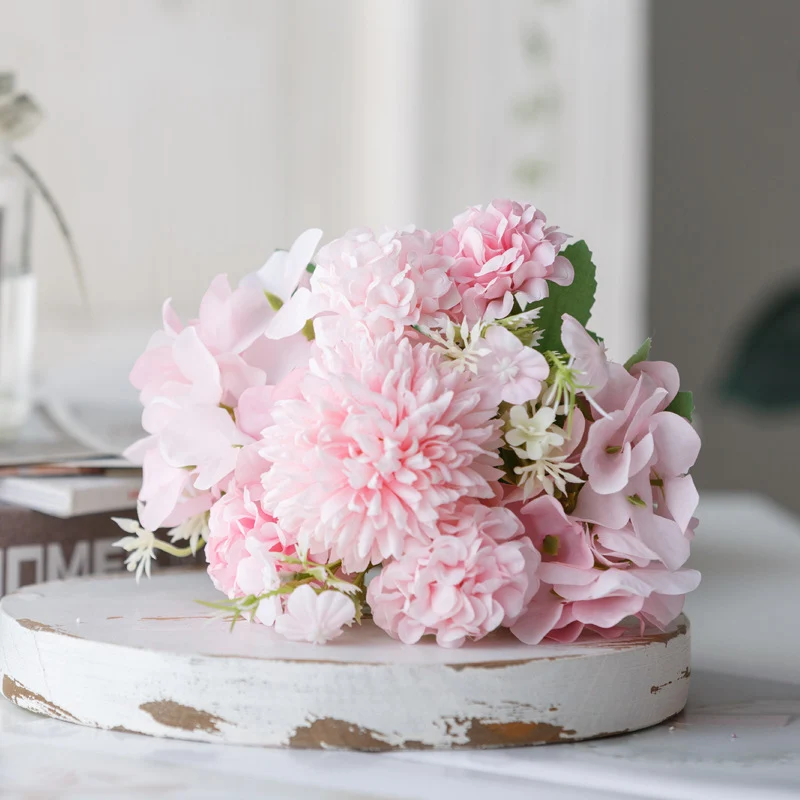Lebensnahe Lavendel Blumenarrangement