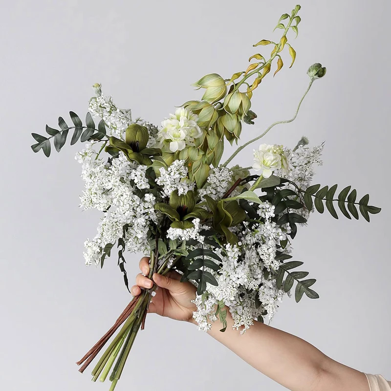 Lebensechte Blumenstrauß-Anordnung