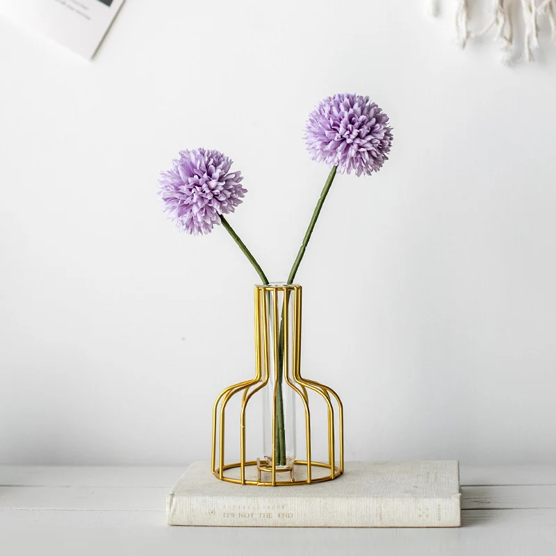 Lebensechte Blumenarrangement