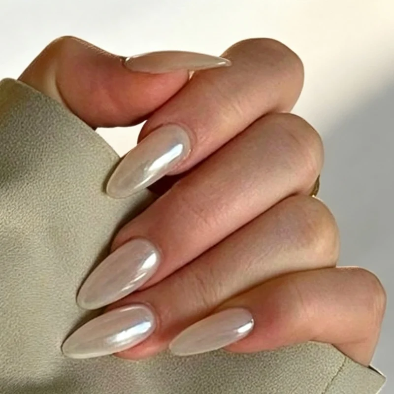 Glänzende Stiletto-Nagelverbesserungen