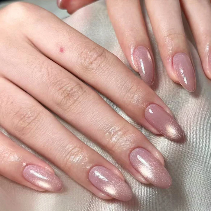 Glamouröse glitzernde mandelförmige Nagelerweiterungen