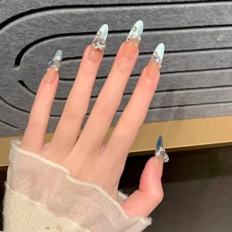 Glamouröse mit Kristallen verzierte Nagelkunst