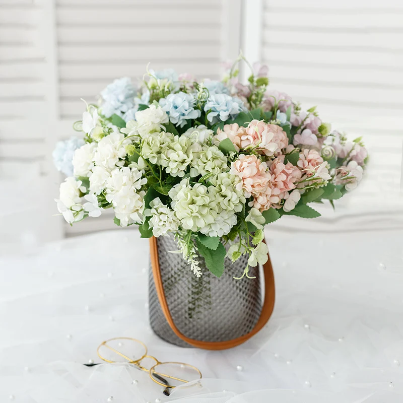Elegante Blumenarrangement 1790318260