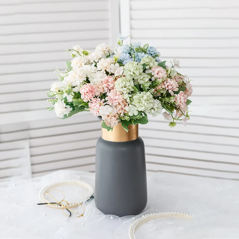 Elegante Blumenarrangement 1790318260